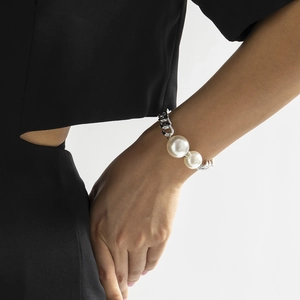 Massives Gliederkettenarmband in Silber mit zwei großen weißen Perlen am Handgelenk