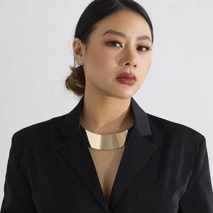 Poliertes goldene breite Metall-Choker Halskette im minimalistischen geometrischen Punk-Stil
