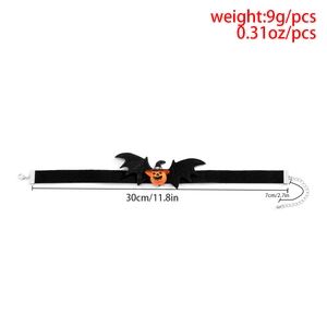 Dettaglio del choker di Halloween con zucca, cappello da mago e ciondoli ali di pipistrello