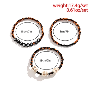 Set de 3 pulseras de cuentas de Halloween con letras WITCHY AF y dijes de calaveras