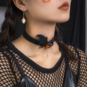 Dettaglio del choker di Halloween con pipistrello, zucca e orecchini a teschio