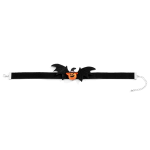 Dettaglio choker di Halloween con ciondolo a zucca e trama in velluto con ali di pipistrello