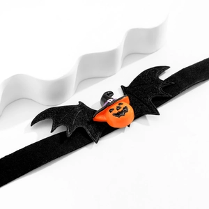 Dettaglio del choker gotico di Halloween con ali di pipistrello e ciondolo a zucca arancio