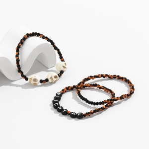 Detalle del conjunto de pulseras de Halloween con calaveras y cuentas Witchy AF