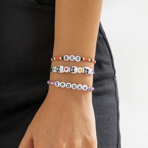 Driedelige Halloween kralenarmband set met BOO en SPOOKY bedeltjes op zwarte achtergrond