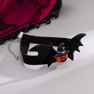 Dettaglio del choker di Halloween con ali di pipistrello, ciondolo zucca e nastro velluto