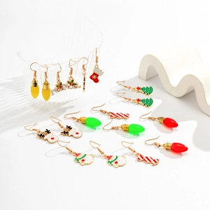 Détails de boucles d'oreilles de Noël colorées avec bonshommes de neige et sapins