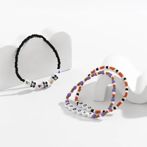 Set van drie Halloween-kralenarmbanden met BOO- en SPOOKY-tekst op witte steunen