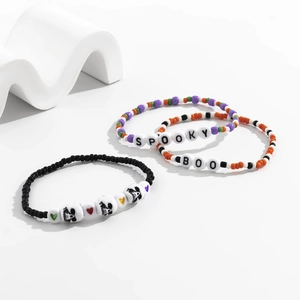 Dettaglio di braccialetti con perline di Halloween con lettere BOO e SPOOKY e teschio
