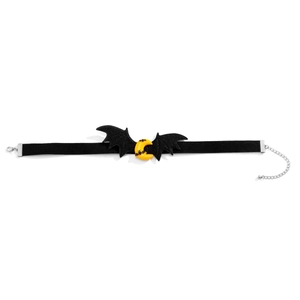 Dettaglio del choker gotico di Halloween con ali nere e pendente a mezzaluna gialla