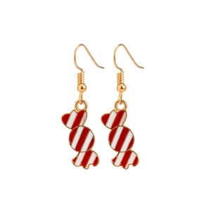 Détail de boucles d'oreilles bonbon à rayures rouges et blanches avec crochets dorés