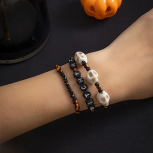 Detalle del set de pulseras de Halloween con letras WITCHY AF y cuentas de calavera