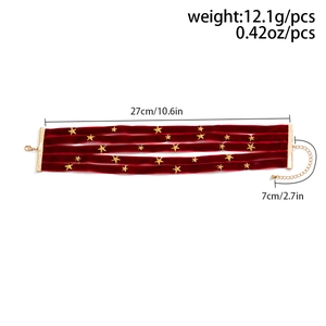 Detailweergave van rode fluwelen choker met gouden sterhangers en verstelbare verlengketting