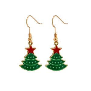 Détail de boucles d'oreilles sapin de Noël en émail vert avec étoile rouge et crochets