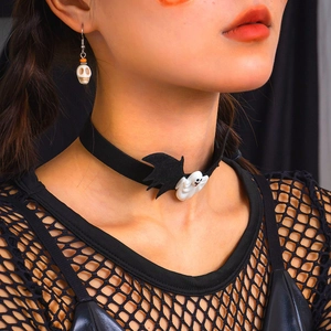 Choker gotico con ali di pipistrello e fantasma abbinato a orecchini con teschio bianco