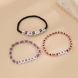 Driedelige Halloween kralenarmband set met SPOOKY en BOO letterkralen en kleine doodshoofden