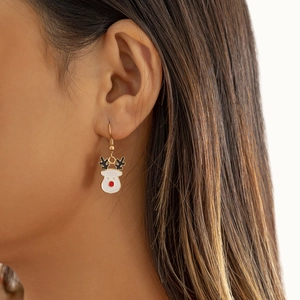 Boucles d'oreilles renne de Noël mignonnes avec design émaillé portées par un modèle