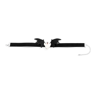 Dettaglio del choker di Halloween in velluto con ciondolo a fantasma e ali di pipistrello