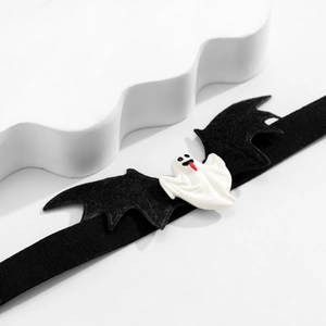 Dettaglio del choker gotico di Halloween con ali di pipistrello e ciondolo a forma di fantasma