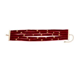 Detail van de rode fluwelen choker ketting met gouden sterren en een verstelbare ketting