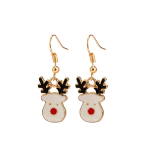 Détail de boucles d'oreilles de Noël avec rennes festifs et finitions en émail blanc