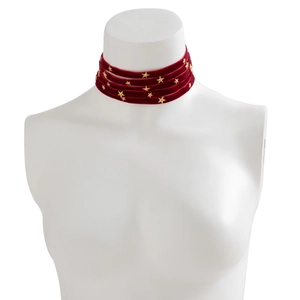 Detail van rode fluwelen choker met gouden sterhangers en gelaagd wikkelontwerp voor dames