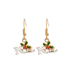 Détail de boucles d'oreilles de Noël avec texte Noel et feuilles de houx festives