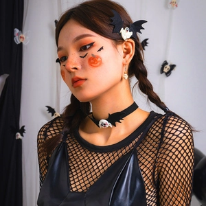 Dettaglio della clip per capelli fantasma di Halloween e orecchini a teschio stile gothic