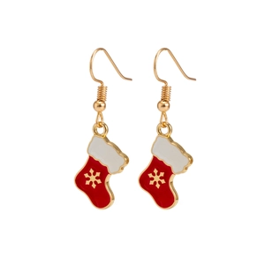 Détail de boucles d'oreilles chaussette de Noël avec émail rouge et flocon doré