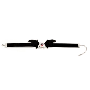 Dettaglio del choker gotico in velluto con ciondolo teschio ragno e chiusura in metallo