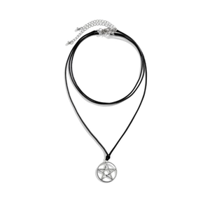 Detail einer zweilagigen schwarzen Kordelkette mit silbernem Pentagramm-Sternanhänger