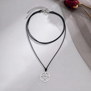 Nahaufnahme der zweilagigen Choker-Halskette mit Pentagramm-Anhänger im Gothic-Stil