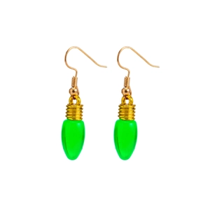 Détail de boucles d'oreilles de Noël ampoule verte avec crochets dorés sur fond blanc