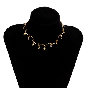 Detail van gouden golvende ketting met sterhangers en ronde heldere zirkonia's