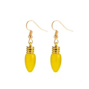 Détail de boucles d'oreilles ampoules jaunes avec crochets dorés pour Noël