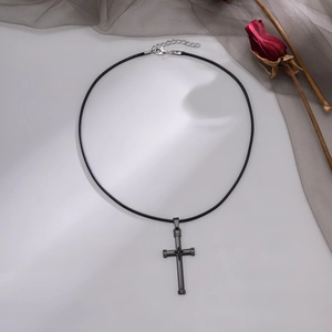 Detailansicht des schwarzen Kreuzanhängers mit Sternmotiv an verstellbarer Kette
