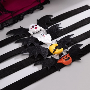 Set di choker gotici per Halloween con ali di pipistrello e zucche su uno sfondo grigio