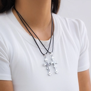 Nahaufnahme der gotischen Silberkreuz-Anhänger mit Zirkonia-Inlay an schwarzen Kordeln
