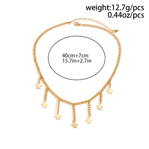 Detail van 7 gepolijste gouden sterbedels aan een schakelketting van 40 cm