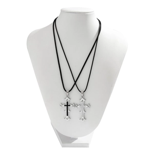 Detail der gotischen Kreuzanhänger-Halsketten mit Emaille-Inlay und Kristallen auf Kordeln
