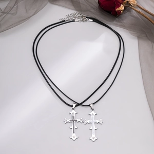 Gotische Kreuz-Paarketten mit Sternen auf einem dunklen Vintage-Hintergrunddesign