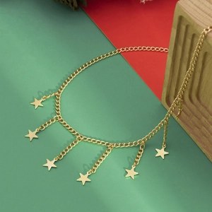 Detail van gouden ketting met zes stervormige hangers op een feestelijke achtergrond