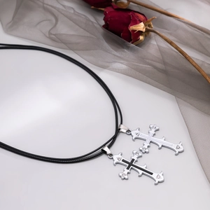 Gotische Kreuzanhänger Halsketten mit schwarz-weißem Inlay und einer getrockneten Rose