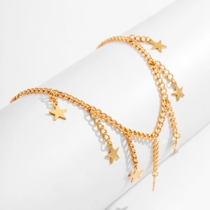 Detail van een gouden ketting met meerdere sterren en glanzende metalen schakels