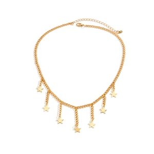 Detail van gouden sterhanger ketting met fijne ketting en karabijnsluiting