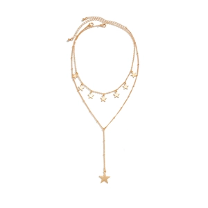 Detail van gouden gelaagde sterrenketting met kleine sterretjes en Y-vormige hanger design