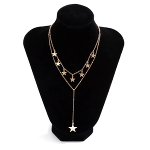 Minimalistische dubbellaagse gouden ketting met sterhangers op een halsmodel getoond