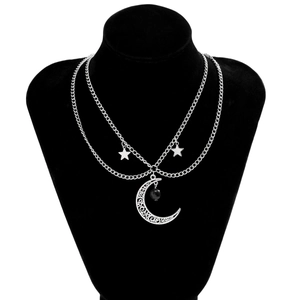 Collana vintage con luna crescente, stella e perla nera su supporto per gioielli