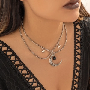 Collana a doppio strato con ciondoli a stella e una luna crescente con perla nera