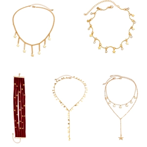 Lange gouden sterrenketting en rode fluwelen choker set voor feestelijke stijl